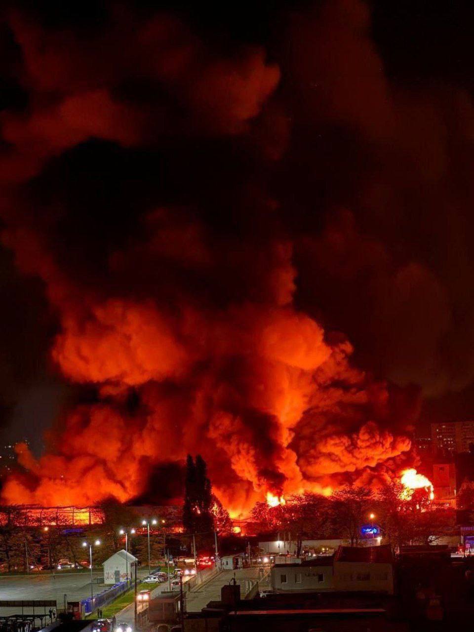 сильный пожар после прилёта по складу Новой почты в Одессе 1 мая 2024 года