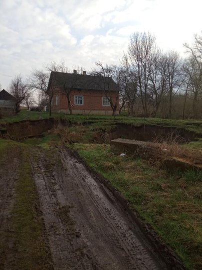 В селе под Львовом возле жилого дома образовался большой карстовый провал. Фото